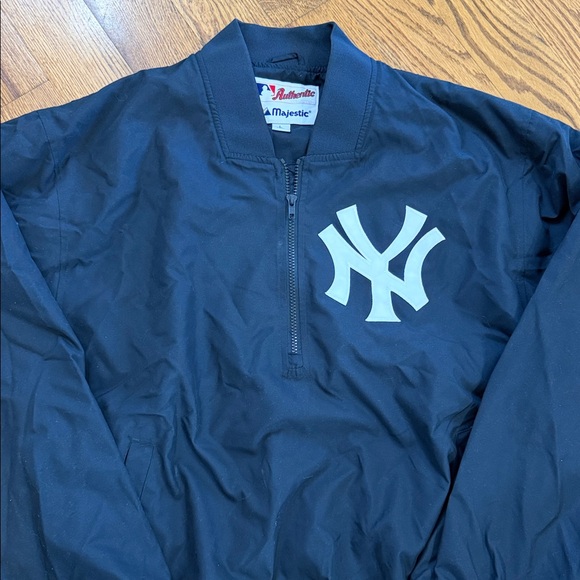 New York Yankees Majestic Windbreaker Jacket. Size Large. Like New Condition. - Picture 10 of 15